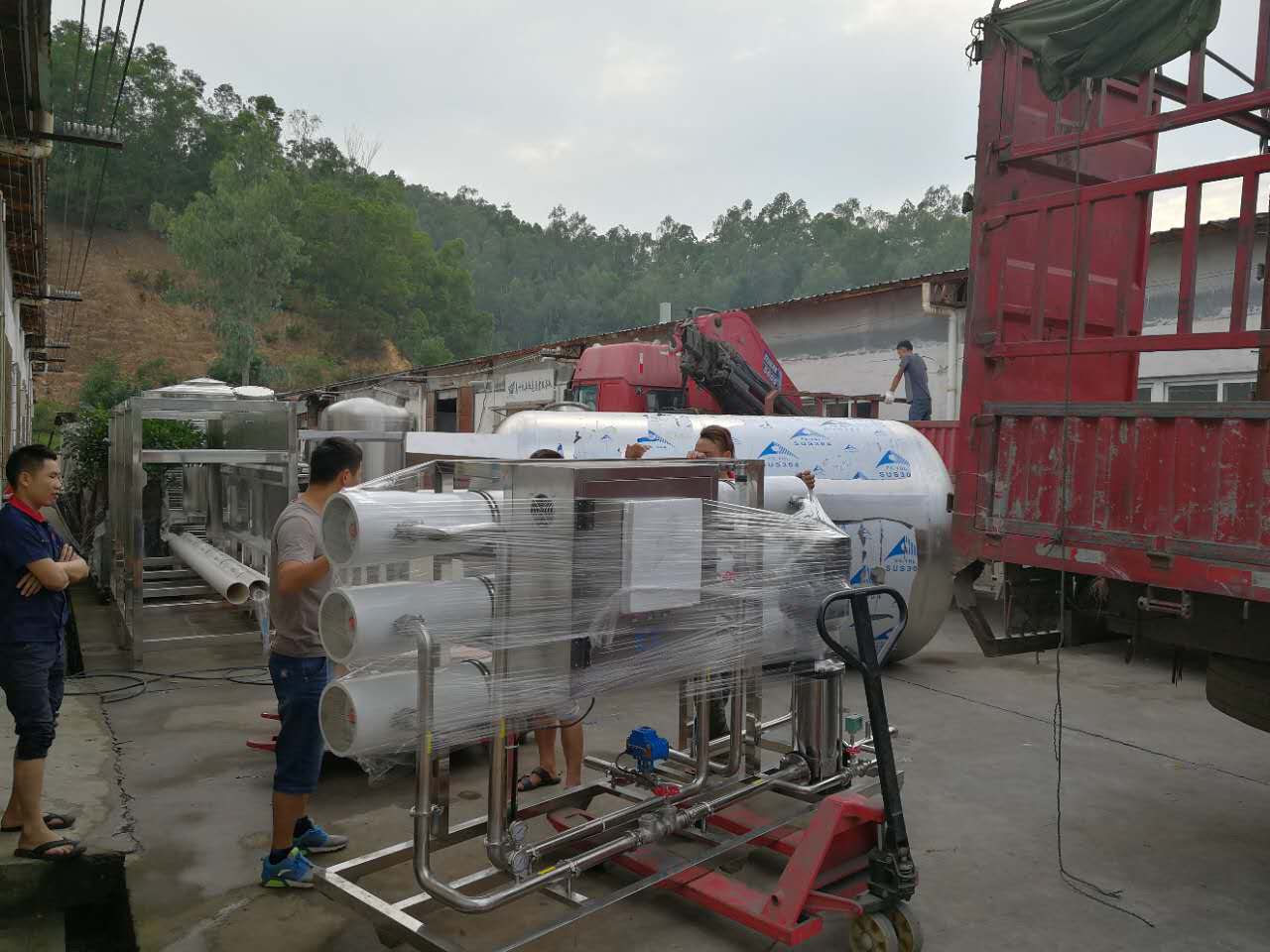 Kelompok Botol Menjadi Longgar Setelah Shrink Wrapping Panas: Penyebab, Langkah Perbaikan, dan Pencegahan