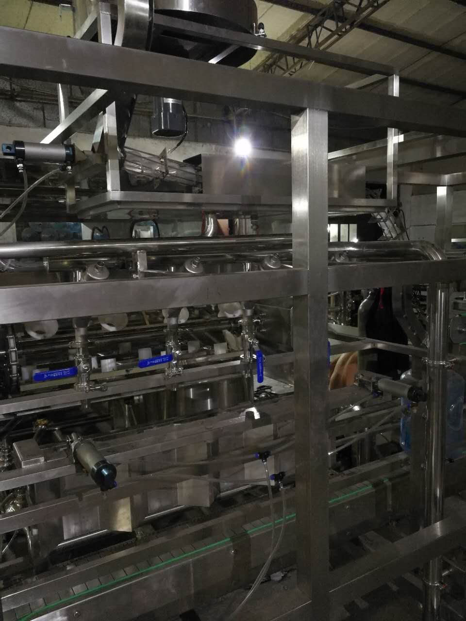 Bagaimana Memilih Proyek Pemurnian Udara untuk Ruang Pengisian Botol? Panduan Perbandingan Kapasitas, Kualitas Air, Konf